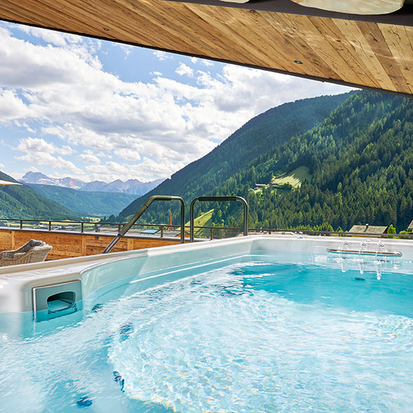 Jacuzzi SPA - новости - гидромассажные бассейны в шале Selena